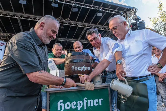 Offiziell eröffnet: Mit dem Fassanstich fiel am Freitagabend der Startschuss für das Hinterstädtelfest in Jockgrim. | Foto: Paul Needham