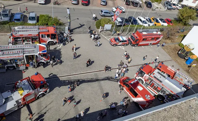 Blick von der Drehleiter auf den Einfahrtbereich der Feuerwache in Ramstein. | Foto: Stefan Layes