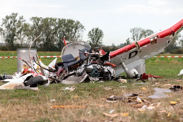 Am Tag nach dem Absturz ist ein Trümmerfeld um das Flugzeug herum zu sehen. | Foto: Jörg Halisch/dpa