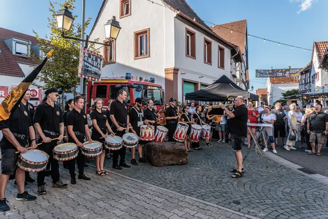 Musikalisch begleitet: Mit Musik und guter Stimmung wurde am Freitagabend die Eröffnung des Hinterstädtelfests in Jockgrim gefeiert. | Foto: Paul Needham