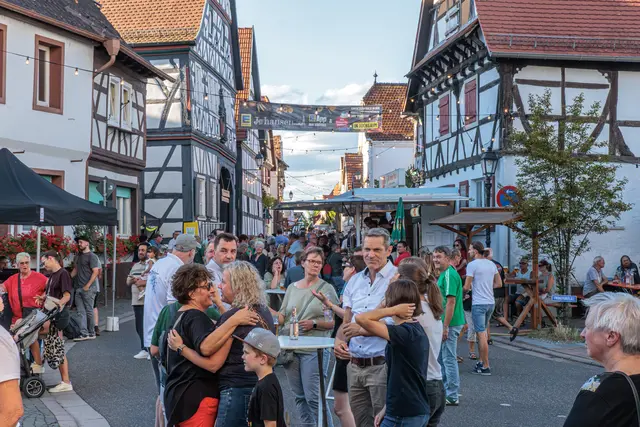 Beim Hinterstädtelfest in Jockgrim wurde am Freitagabend in den historischen Gassen und Höfen gemeinsam gefeiert. | Foto: Paul Needham