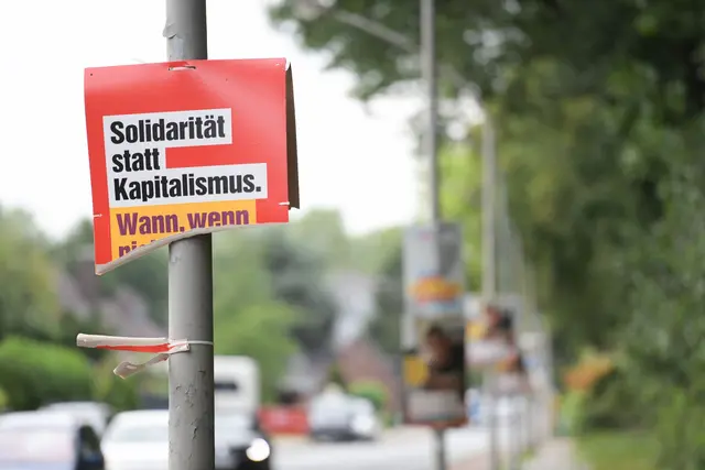 Kein Kavaliersdelikt: Die Beschädigung von Wahlplakaten kann rechtliche Konsequenzen nach sich ziehen. | Foto: Fabian Strauch/dpa/dpa-mag