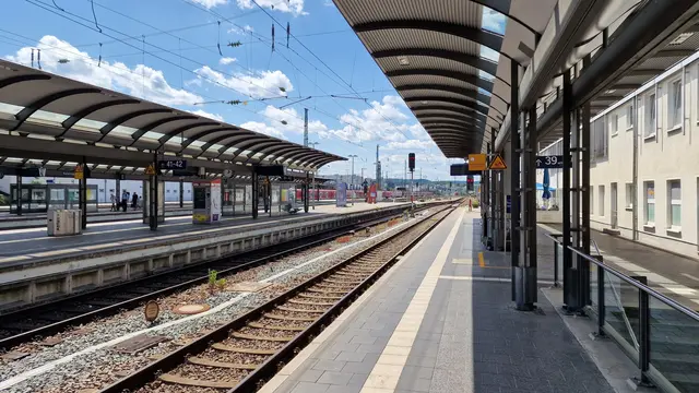 Bei der Einfahrt des Zuges in den Hauptbahnhof Kaiserslautern versuchte der Mann vergeblich zu fliehen. Als Polizisten ihn festhielten, reagierte er nach Angaben der Bundespolizeiinspektion Kaiserslautern wütend. | Foto: Ralf Vester