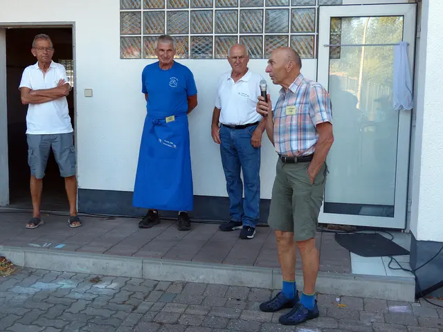 Ein Wiedersehen mit großer Radsportgeschichte! 🚴‍♂️

Der 86-jährige Ortwin Czarnowski, Sieger der ersten Deutschland-Tour, bedankt sich bei seinem ehemaligen Schützling Rudi Birkmeyer, den er als Nationaltrainer betreute, und bei Mitorganisator Gottfried Müller für das erneute Treffen der deutschen Radsportszene.

Schön, dass solche Begegnungen auch nach Jahrzehnten noch verbinden! | Foto: Peter Gnewikow