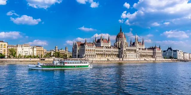 Budapest präsentiert sich majestätisch und lebendig zugleich – ein echtes Highlight jeder Donaukreuzfahrt und damit auch der Wochenblatt-Leserreise 2027. | Foto: Nicola/stock.adobe.com