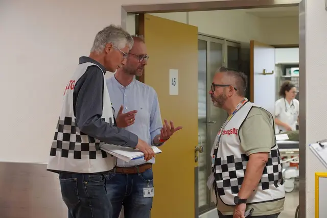 Koordination und Kommunikation sind essentielle Bestandteile bei einem Massenanfall von Verletzten. Das Foto zeigt Geschäftsführer Thorsten Hemmer (M.) im Gespräch mit Thomas Luiz (l.) und Prof. Dr. med. Stefan Hofer von der Übungsleitung  | Foto: Westpfalz-Klinikum