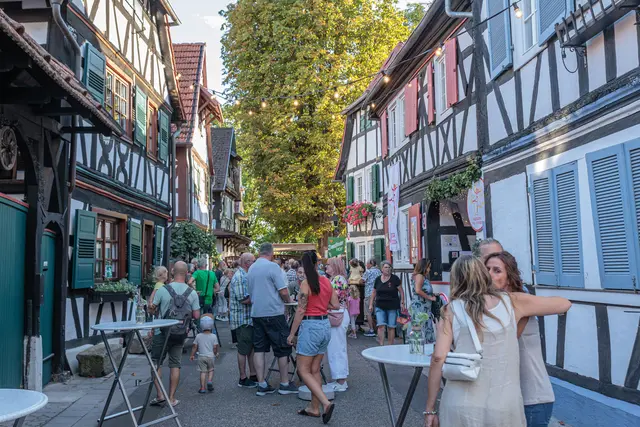 Zahlreiche Besucherinnen und Besucher genossen am Freitag Musik, Geselligkeit und die besondere Atmosphäre des Hinterstädtels. | Foto: Paul Needham