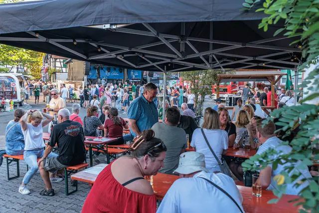 Beim Hinterstädtelfest in Jockgrim wurde am Freitagabend in den historischen Gassen und Höfen gemeinsam gefeiert. | Foto: Paul Needham