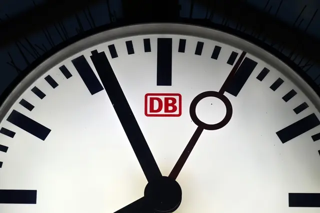 Bahnhofsuhren der Deutschen Bahn funktionieren laut DB nur im eigenen Kabelnetz. (Symbolbild) | Foto: Soeren Stache/dpa