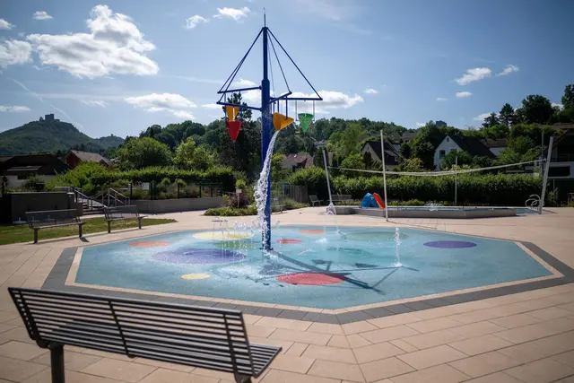Der Wasserspielplatz gehört zu den Attraktionen des Trifelsbads. Mit 46.638 Badegästen verzeichnet das Freibad in diesem Jahr die stärkste Saison seit 2018. | Foto: Verein SÜW Annweiler am Trifels, Christian Ernst