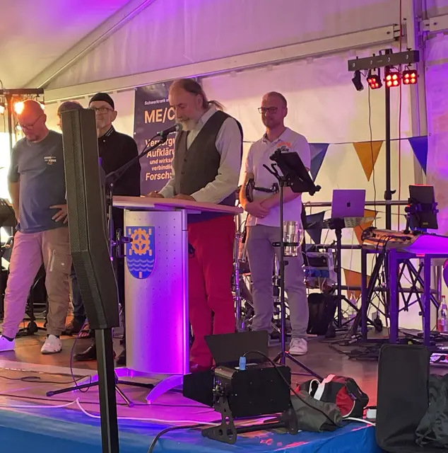 Ortsvorsteher Paul-Peter Götz würdigte mit der Ehrenstele das langjährige Engagement der Stauchwiesen-Band für den Stadtteil und den guten Zweck | Foto: Sandra Faß/gratis