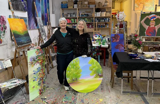 Foto von dem "Atelier für Malerei - Die Malschule" in Karlsruhe-Mühlburg. Links: Martina Munz; rechts: Eva Balogh.