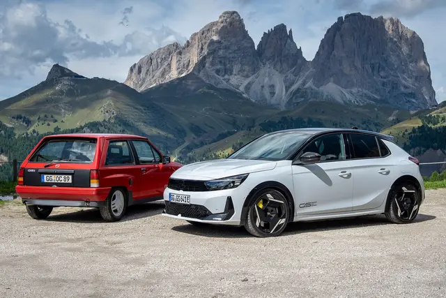 Opel Corsa GSE: Der kräftige elektrische Enkel neben dem Corsa GSI von einst. | Foto: Dani Heyne/Opel Automobile GmbH/dpa-mag