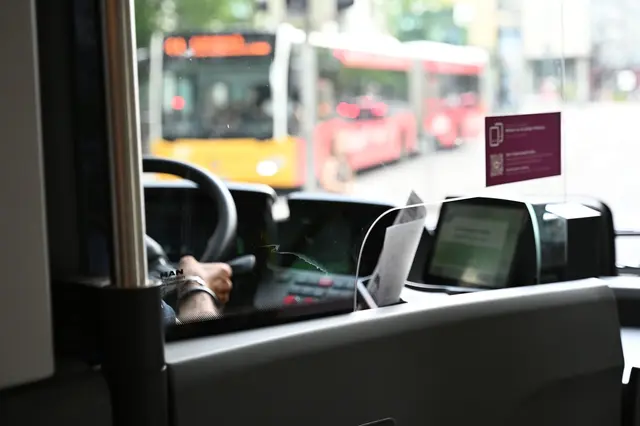 Der Busfahrer alarmiert die Polizei. (Symbolbild) | Foto: Jennifer Kramer/dpa