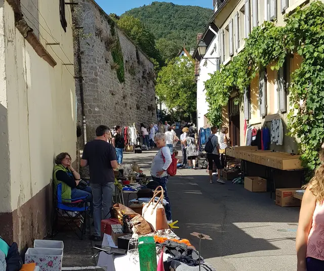 Hambacher Straßenflohmarkt – Stöbern, Schlemmen, Staunen in der Schlossstraße. | Foto: Eva Bender