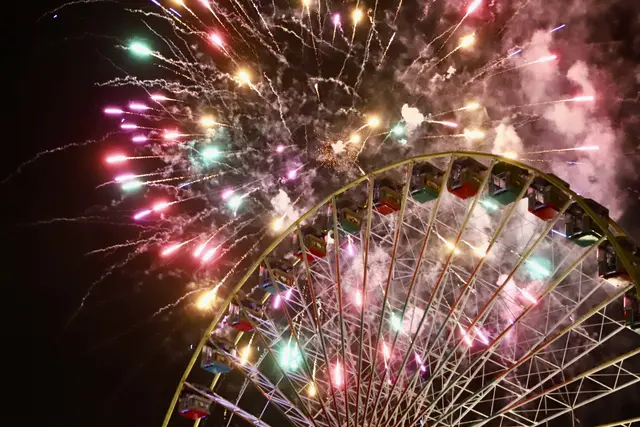 Das erste große Höhenfeuerwerk des Wurstmarkts steigt am Dienstag, 15. September, um 21 Uhr über dem Festgelände in Bad Dürkheim. | Foto: Anne Sahler