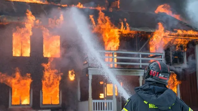 Symbolbild: Ein Herdwächter überwacht die Hitze am Kochfeld und kann im Notfall automatisch abschalten. Das kann helfen, typische Küchen-Unachtsamkeiten abzufangen, bevor Rauch oder Feuer entsteht. | Foto: © Daniel Tausis / unsplash
