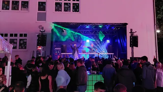 Bei der Livemusik herrscht ausgelassene Stimmung auf dem Kerweplatz. | Foto: Brigitte Melder