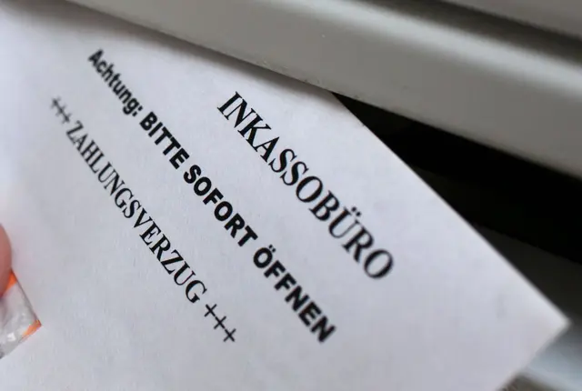 Selbst wenn bei unberechtigten Zahlungsaufforderungen ein Inkassobüro eingeschaltet wird, sollte man sich davon nicht unter Druck setzen lassen. | Foto: Jens Büttner/dpa/dpa-mag