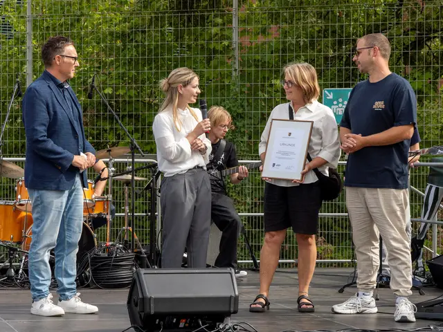 Bei der offiziellen Übergabe der Urkunde im Rahmen des Schulfests freuen sich Schulleiter Stefan Weber, Anika Sedlmeier vom Bezirksverband Pfalz sowie die Lehrkräfte Anja Nauerz und Thorben Muth über die neue Zusammenarbeit | Foto: Maximilian Voß/view