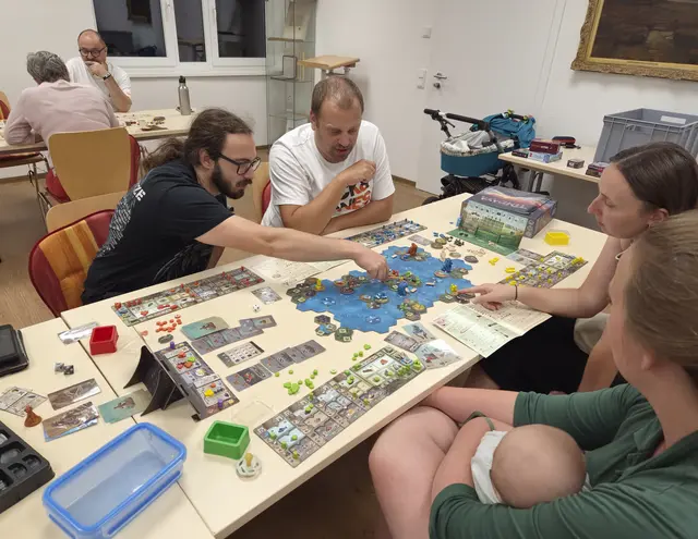 Aus einem kleinen Spieleabend in der Bibliothek ist in Trippstadt ein regelmäßiger Treffpunkt für Brettspielfans geworden | Foto: Patrick Balke/gratis