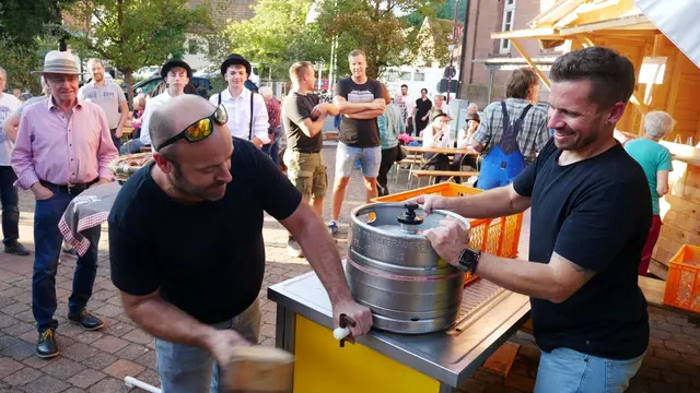 Mit dem traditionellen Fassanstich beginnt die Kerwe Wilgartswiesen 2026. | Foto: Christoph Specka 