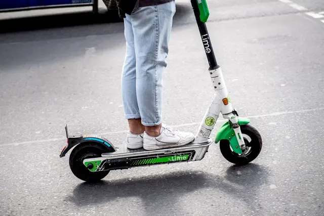 Eine 14-jährige E-Scooter-Fahrerin wurde bei einem Unfall an der Kreuzung Wormser Landstraße/Bahnhofstraße/Friedrich-Ebert-Straße in Speyer leicht verletzt. Die Polizei sucht einen roten Pkw, dessen Fahrer geflüchtet sein soll, sowie eine Fahrradfahrerin und Zeugen. Symbolfoto | Foto: dpa