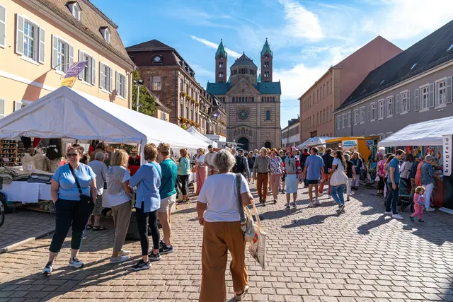 Am Bauernmarkt-Wochenende sperrt die Stadt die Maximilianstraße in der Innenstadt für den Fahrzeugverkehr. | Foto: Michael Varelmann