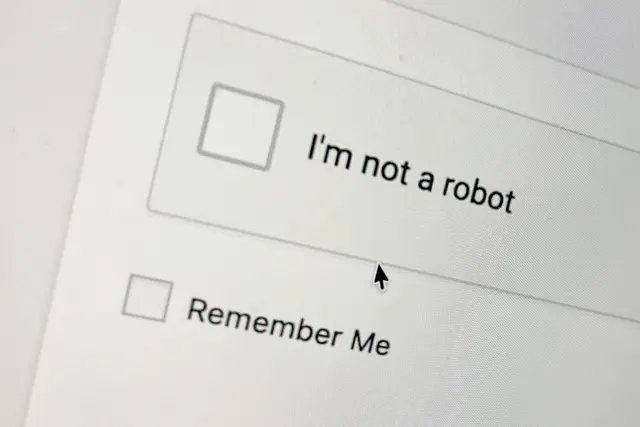 Perfide Masche: Alarmiert sollte man sein, wenn ein Captcha zu ungewöhnlichen Interaktionen auffordert, etwa dem Drücken bestimmter Tastenkombinationen. | Foto: Franziska Gabbert/dpa-mag