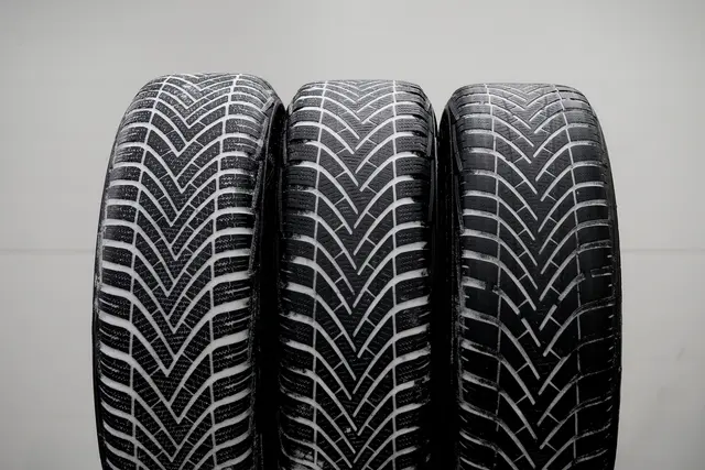 Der gleiche Winterreifen mit drei Profiltiefen links neu Mitte 4 mm rechts 2 mm | Foto: ADAC