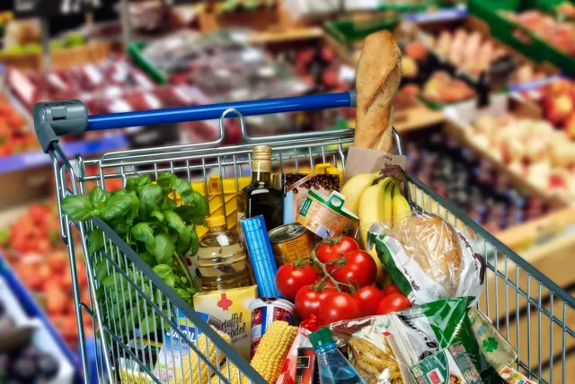 Taschendiebstahl im Supermarkt: Eine 90-jährige Frau wurde in Kaiserslautern bestohlen. Die Polizei sucht Zeugen und Hinweise zu einer aufdringlichen Frau mit blonden, kinnlangen Haaren. | Foto: AdobeStock_32963962_Eisenhans