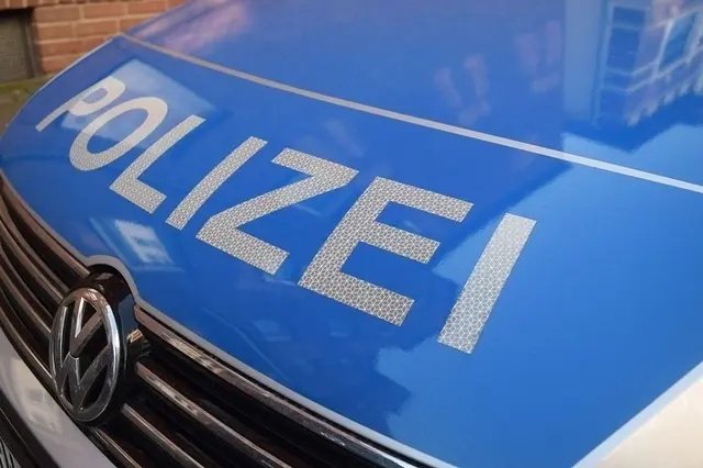 Nach einer Sachbeschädigung an einem blauen VW EOS in Schifferstadt sucht die Polizei Zeugen. Der Wagen wurde an der Sparkasse in der Salierstraße an der Fahrertür zerkratzt. | Foto: Needham