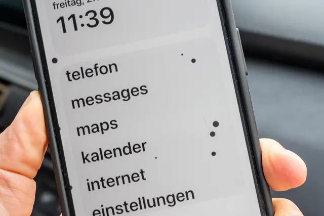 Punkte, die sich in den Kurven mitbewegen: Die praktischen Helfer gegen Reiseübelkeit gibt's für Apple- und Androidgeräte jetzt ab Werk. | Foto: Zacharie Scheurer/dpa-mag