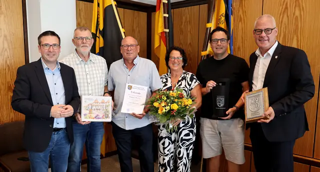 Verabschiedung nach 47 Dienstjahren (v.l.): Staatsminister Marcus Klein, Beigeordneter Roland Palm, Wolfgang Weber mit Ehefrau Claudia, 1. Beigeordneter Torsten Lenhart und Bürgermeister Ralf Hechler. | Foto: Joshua Schirra / VG Ramstein-Miesenbach