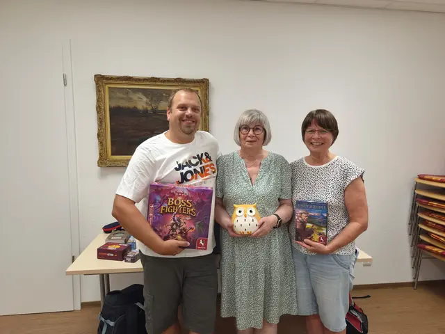 Die Initiatoren Patrick Koppenhöfer (von links), Gudrun Roth und Doris Geib haben den Spieleabend in Trippstadt ins Leben gerufen und zu einem beliebten Treffpunkt entwickelt | Foto: Patrick Balke/gratis