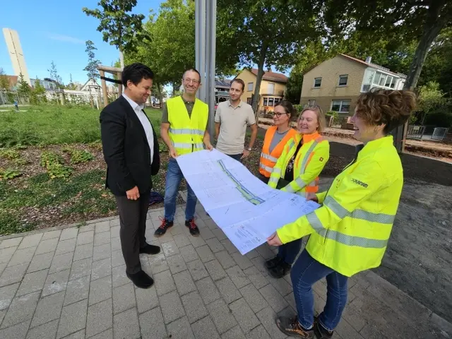 Manuel Steinbrenner (links) im Gespräch mit den Fachleuten der Referate Stadtentwicklung, Tiefbau und Grünflächen sowie Henriette Lehmann vom Sachverständigenbüro Baum 4 | Foto: Stadt KL/gratis