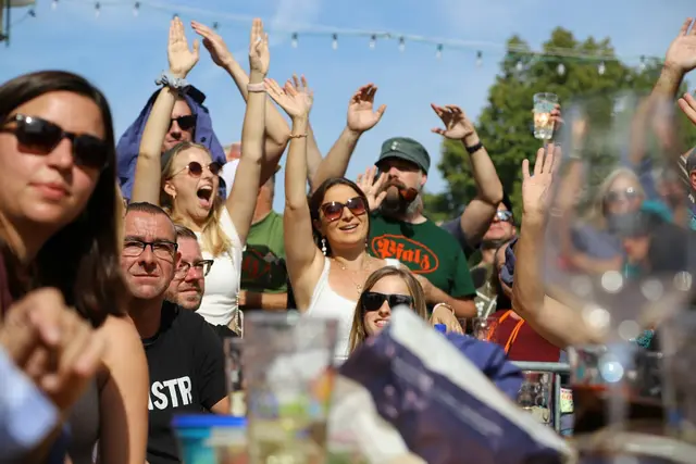 In den Schubkarchständen zeigt sich der Wurstmarkt von seiner typischsten Seite: stimmungsvoll, gesellig und voller Gespräche bei einem Glas Pfälzer Wein. | Foto: Anne Sahler