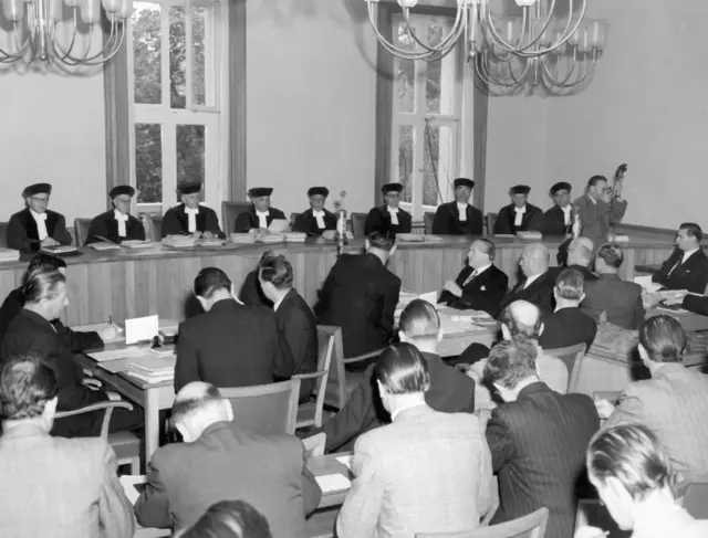 In der ersten Sitzung in Karlsruhe ging es um die Neugliederung Baden-Württembergs. (Archivbild) | Foto: Dpa/dpa