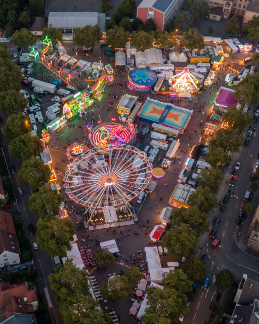 Zwischen Marktständen, Fahrgeschäften und Ausschank verteilt sich der Landauer Herbstmarkt über den Alten Meßplatz. | Foto: pfalzvision/Alexander Martin
