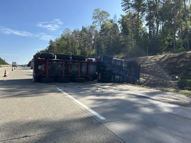 Auf der A6 bei Kaiserslautern ist ein leerer Tanklastzug umgekippt. Zwei Fahrspuren in Richtung Mannheim sind blockiert, der Fahrer wurde leicht verletzt. | Foto: Polizeiautobahnstation Kaiserslautern und Zentrale Verkehrsdienste
