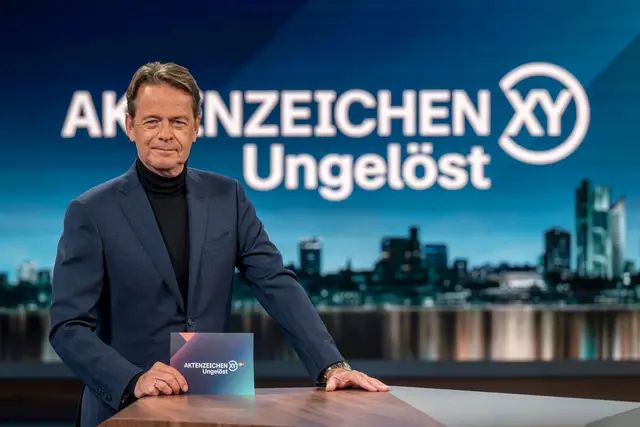 Mit Hilfe der Fernsehsendung «Aktenzeichen XY... Ungelöst» suchen die Ermittler nach Zeugen für einen Brückensturz in Karlsruhe. (Archivbild) | Foto: Peter Kneffel/dpa