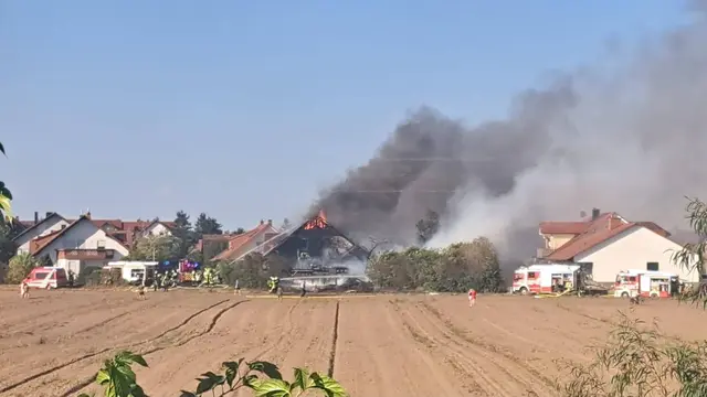 Brand in Rheinzabern: Ein Holzschuppen, ein Carport und ein Pkw wurden zerstört, eine Doppelhaushälfte ist unbewohnbar. Die Kriminalpolizei Landau sucht Zeugen zur bislang ungeklärten Brandursache. | Foto: Endres/Feuerwehr VG Jockgrim