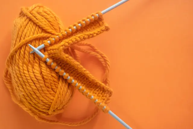 Neue Stricktreffs starten in zwei Mannheimer Kirchengemeinden. | Foto: luciano/stock.adobe.com