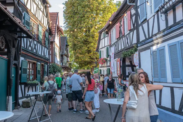 Zahlreiche Besucherinnen und Besucher genossen am Freitag Musik, Geselligkeit und die besondere Atmosphäre des Hinterstädtels. | Foto: Paul Needham