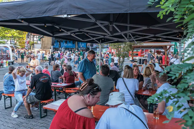 Beim Hinterstädtelfest in Jockgrim wurde am Freitagabend in den historischen Gassen und Höfen gemeinsam gefeiert. | Foto: Paul Needham