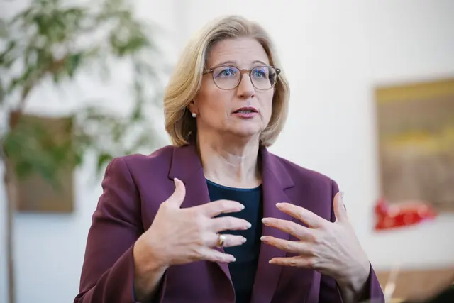 Rehlinger bringt eine Deckelung des pflegebedingten Eigenanteils für Pflegebedürftige von 1.500 Euro ins Spiel. (Archivbild)  | Foto: Oliver Dietze/dpa