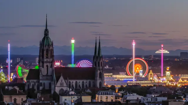 Oktoberfest: Die Theresienwiese leuchtet bei Nacht, während das Festgelände in München in Betrieb ist. | Foto: BR Bayerischer Rundfunk, Foto: Henning Pfeifer