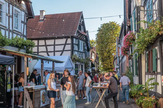 Beim Hinterstädtelfest in Jockgrim wurde am Freitagabend in den historischen Gassen und Höfen gemeinsam gefeiert. | Foto: Paul Needham