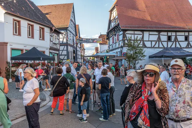 Zahlreiche Besucherinnen und Besucher genossen am Freitag Musik, Geselligkeit und die besondere Atmosphäre des Hinterstädtels. | Foto: Paul Needham