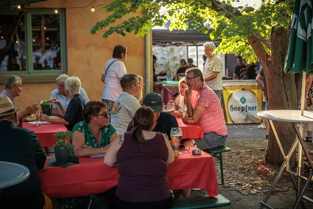 Beim Hinterstädtelfest in Jockgrim wurde am Freitagabend in den historischen Gassen und Höfen gemeinsam gefeiert. | Foto: Paul Needham